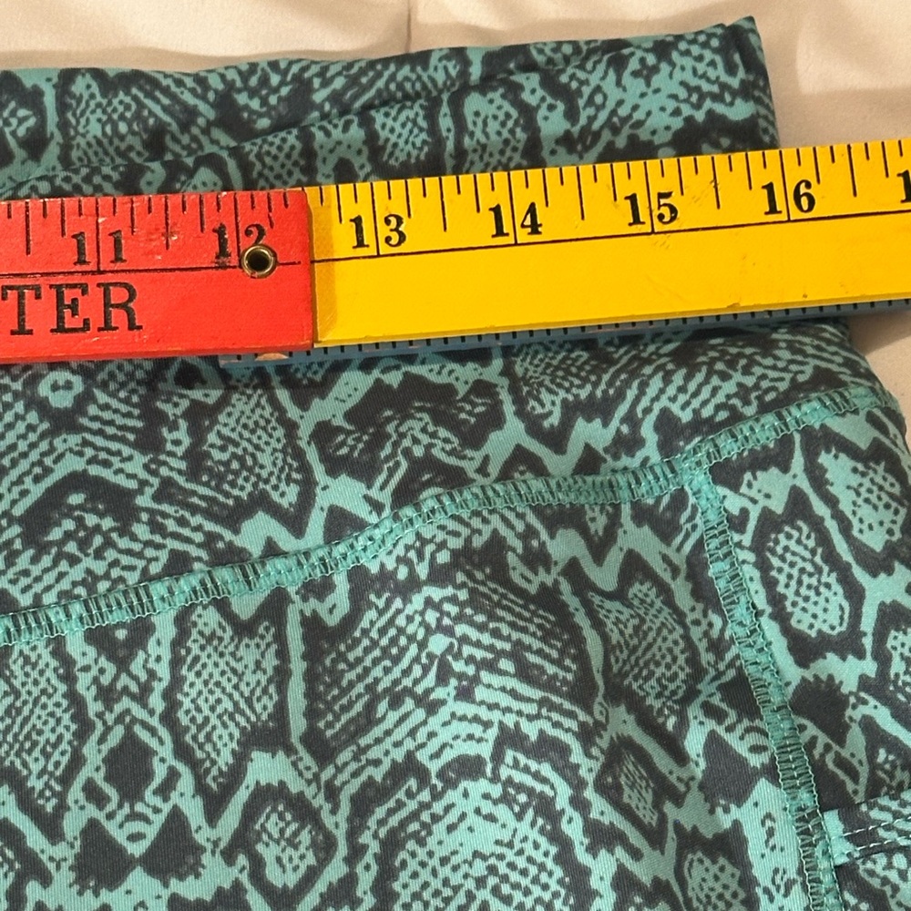 3X POP Fit Women's Green Grey Snakeskin Print Athletic Leggings with Pockets - Picture 7 of 12